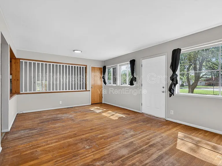 743 Shepley Dr — Photo 3