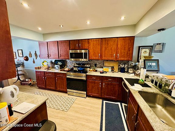 5th image of 614 Jubilee St