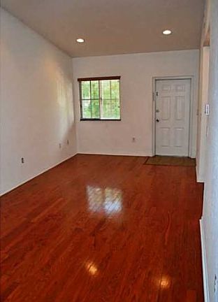 4th image of 2910 SE 13th Ave #20450