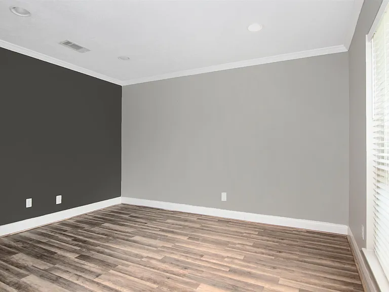 2319 Anthony Ln — Photo 5