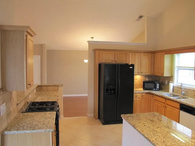 3350 Vernon Cmns NW — Photo 7