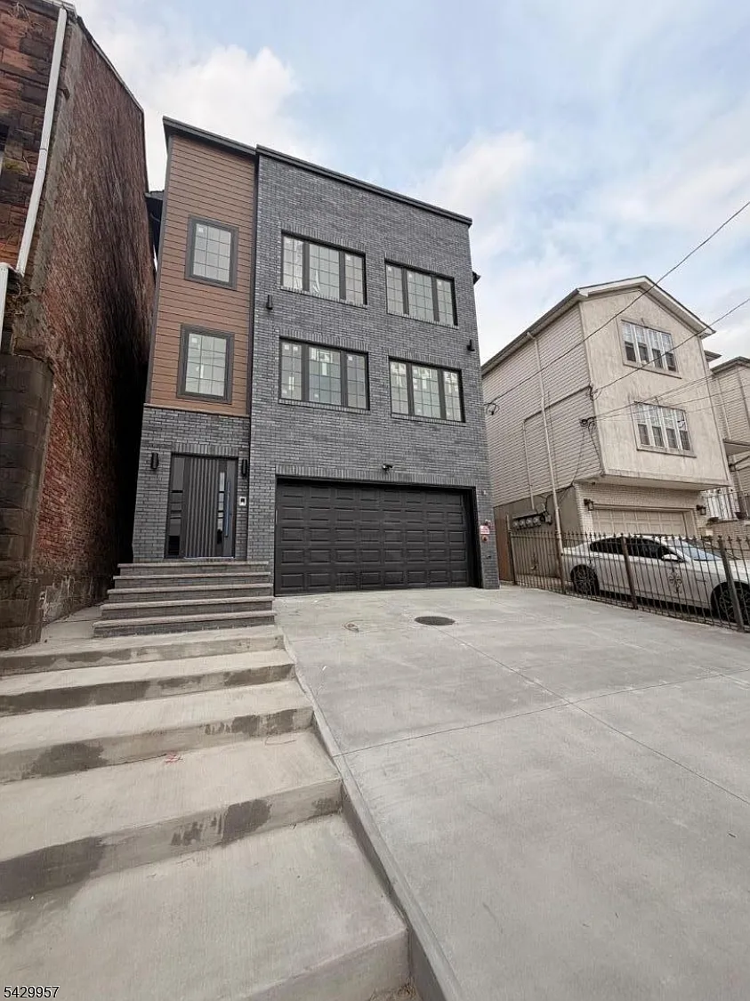 Photo 2 of 15 - 129 Mount Pleasant Ave #3 - Newark, NJ Building Photo - 129 Mount Pleasant Ave #3