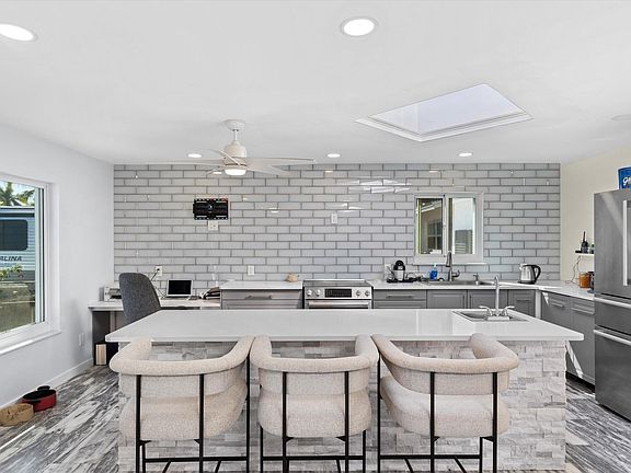 2nd image of 2924 Riviera Dr