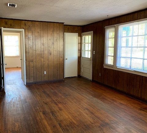2nd image of 1717 Clover Dr