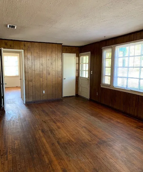 1717 Clover Dr — Photo 2