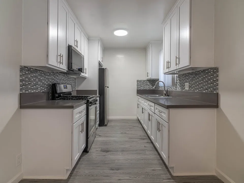 4854-4860 Hazeltine Apartments