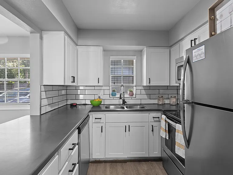 Watermarc Apartments - Kitchen