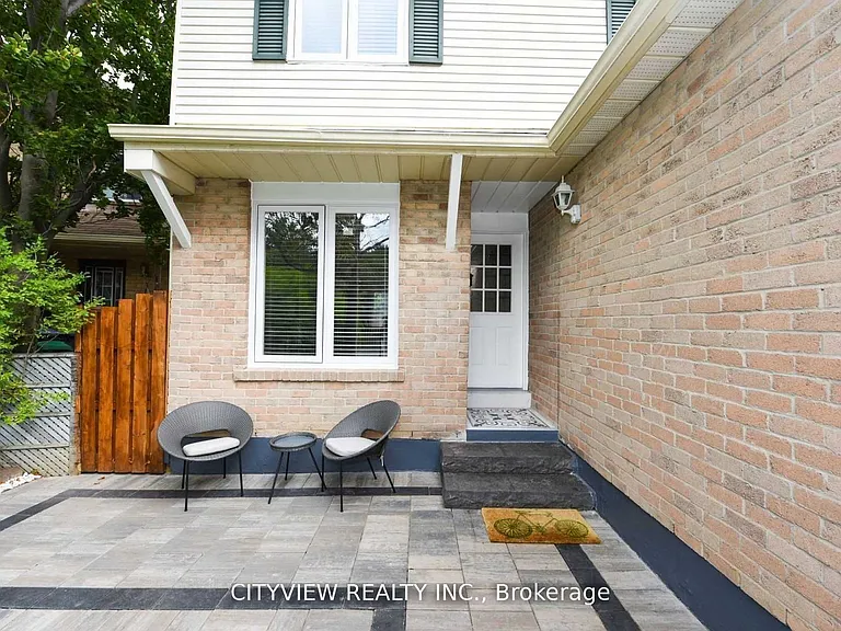 6459 Tisler Cres — Photo 2