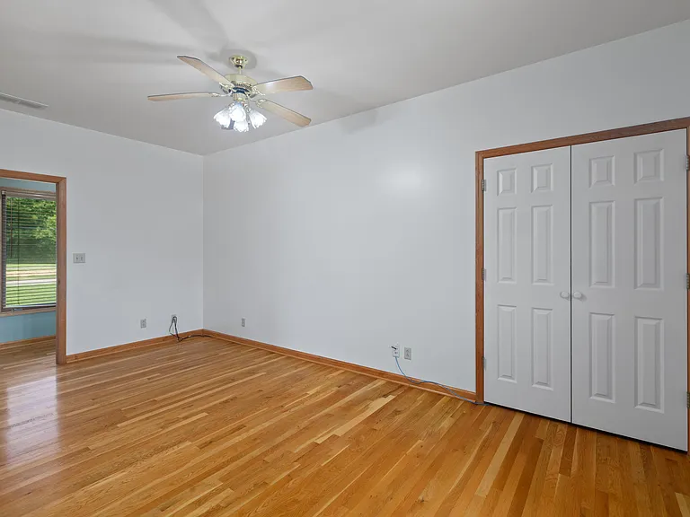1221 Hawthorne Ln — Photo 25