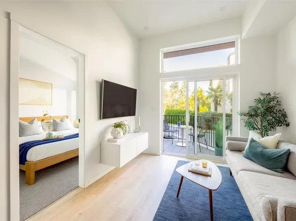 1075 Tillicum Rd #201, Esquimalt, BC V9A 2A4