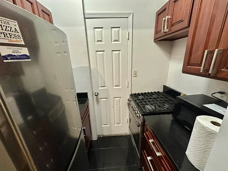 222 E 21st St #1D — Photo 5