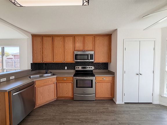 2nd image of 105 Kings Way Dr