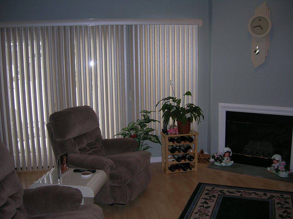 Living Room w/fireplace
