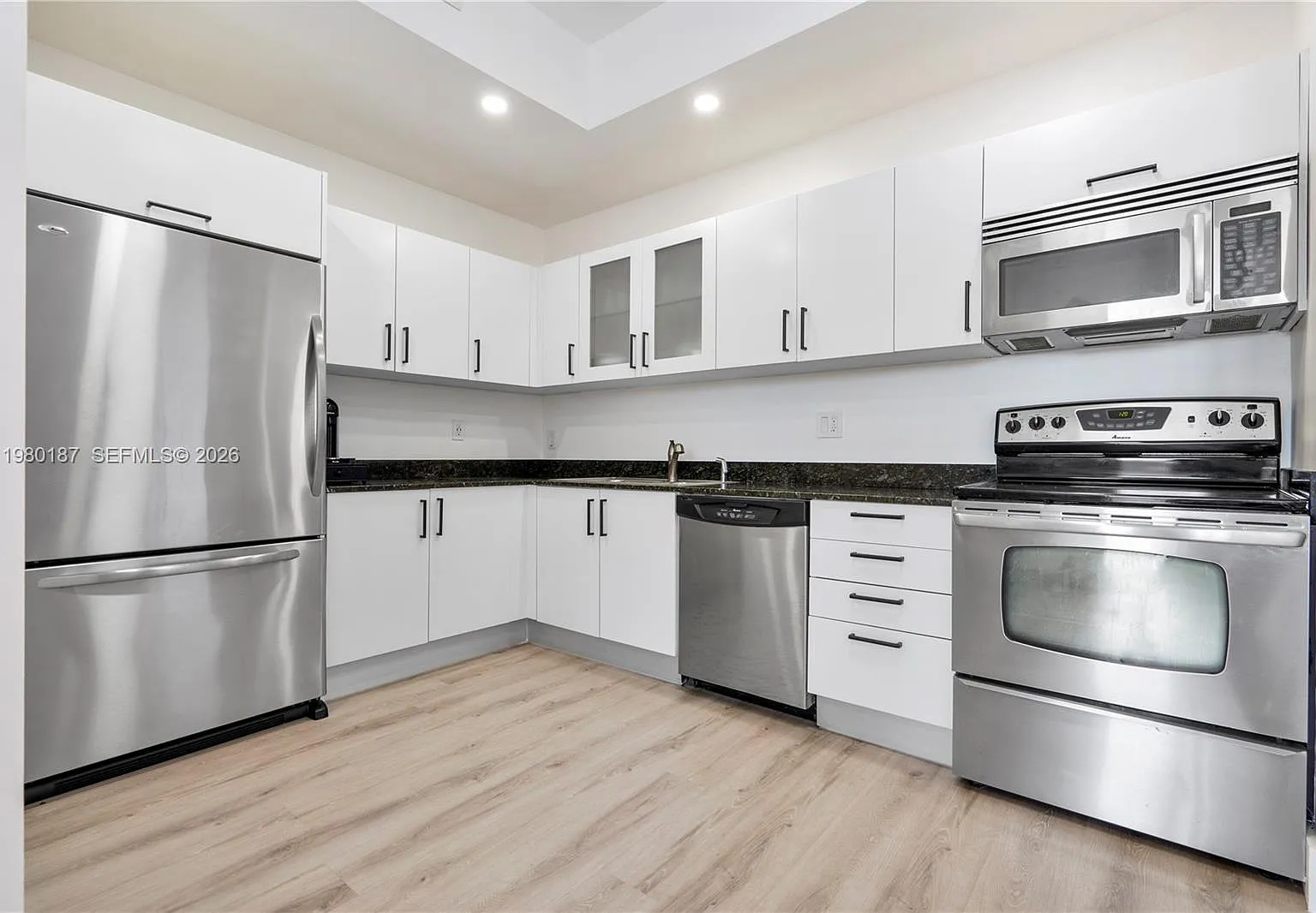 Cocostyle @ 3250 Grand Av — Photo 3