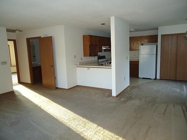 1st image of 913 Fox Creek Dr APT 4