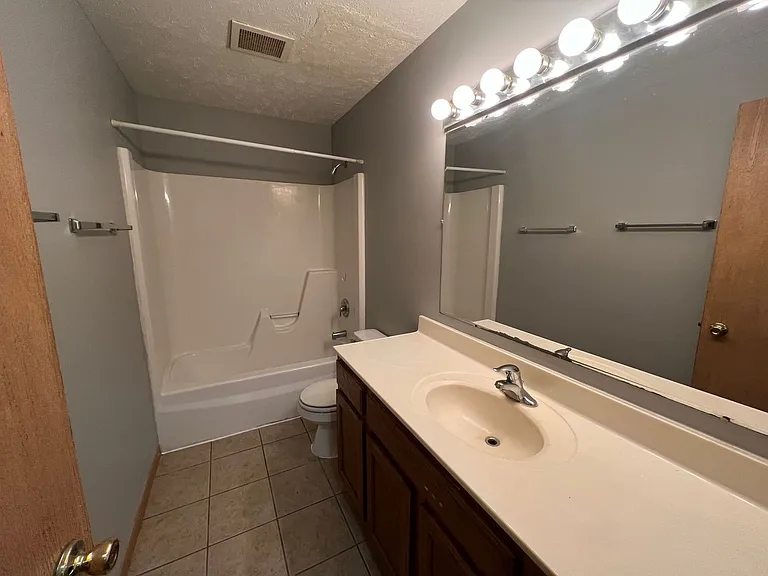 105 W B St — Photo 11