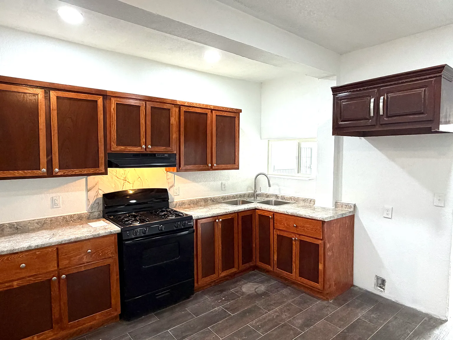 3 bed, 1250 sqft, $1,100 — Photo 2