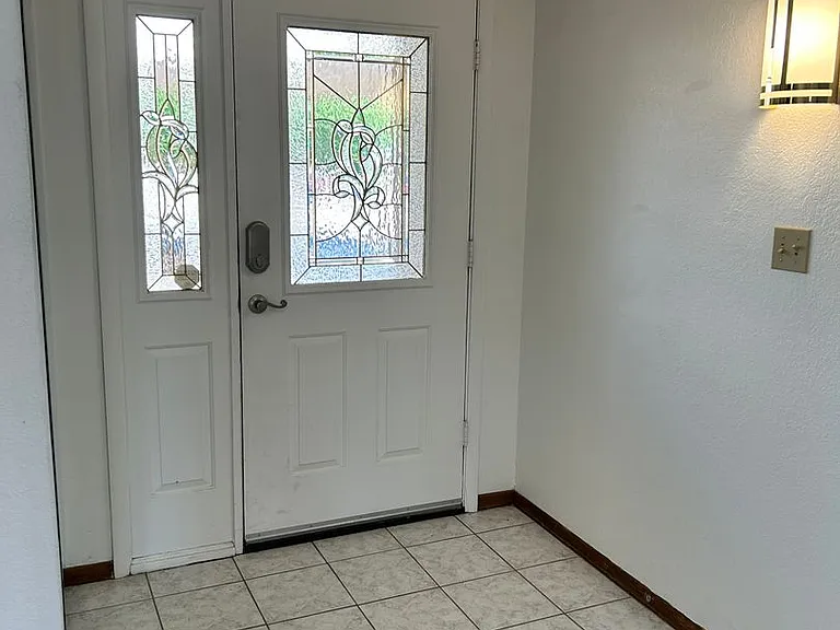 2401 Cosnina Dr — Photo 3
