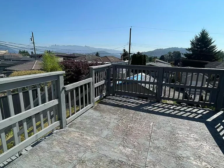 100 Sea Ave — Photo 13