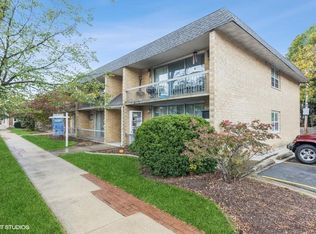 130 Burlington Ave, Clarendon Hills, IL 60514
