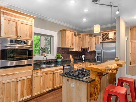 Kitchen and breakfast bar