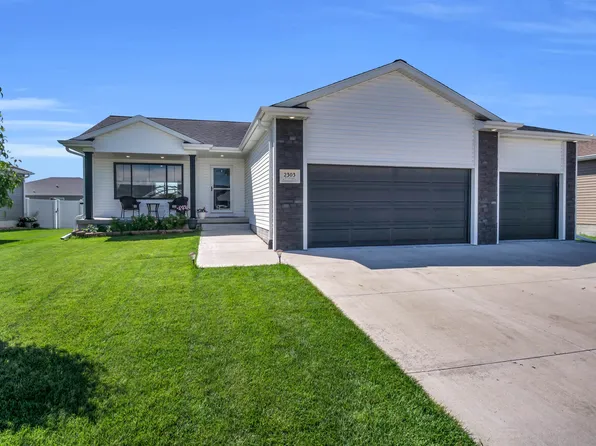 2303 E 37th St, Kearney, NE 68847