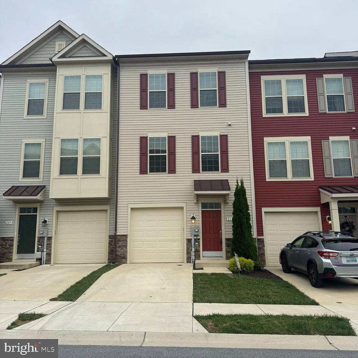 3 bed, 2.5 bath, 1800 sqft, $2,700 — Photo 2