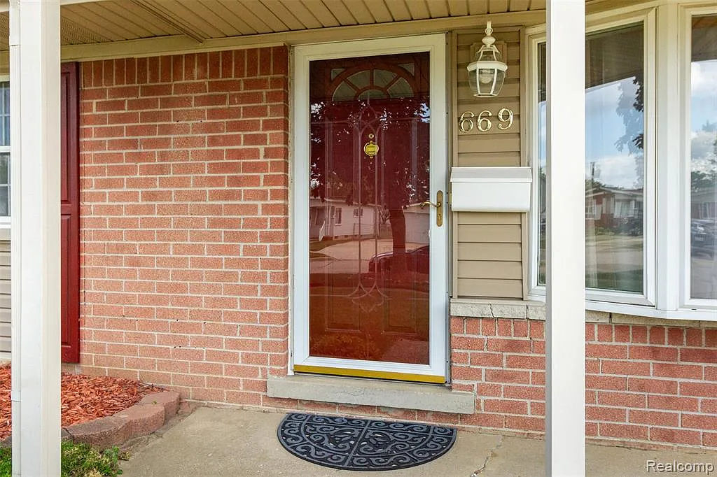 3 bed, 1.0 bath, 2249 sqft, $2,400 — Photo 4