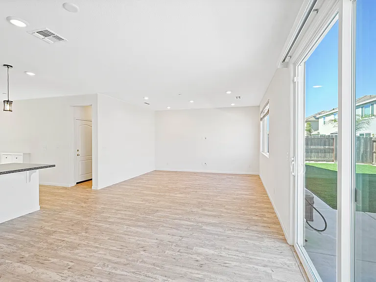 467 Yarrow Dr — Photo 9