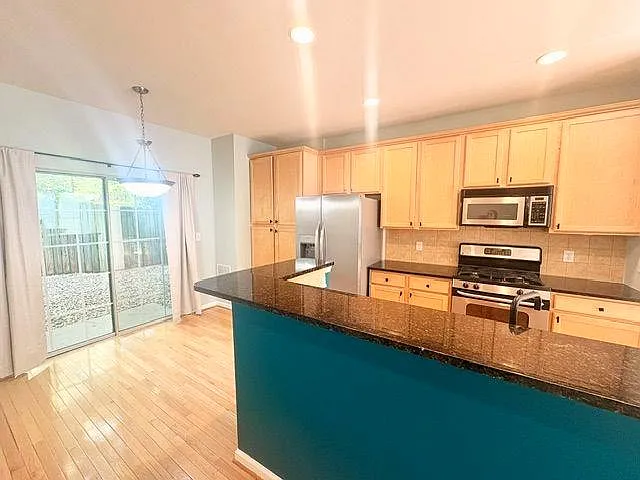 1 bed, 1.5 bath, 1096 sqft, $2,150 — Photo 2