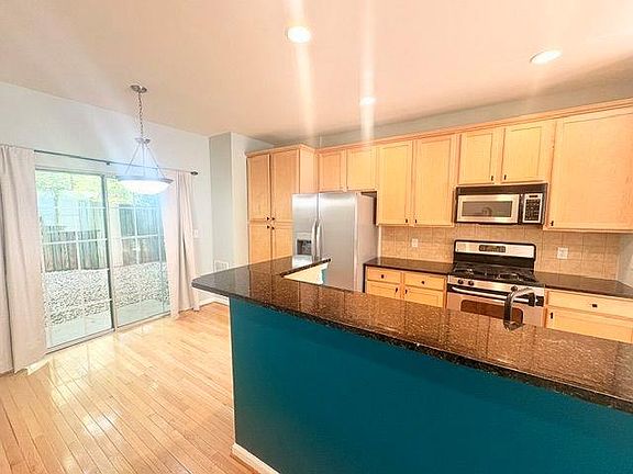 2nd image of 1073 Park Row N