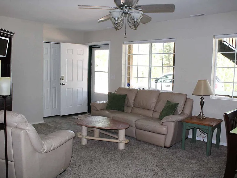 1260 Thomas Dr #1B — Photo 2