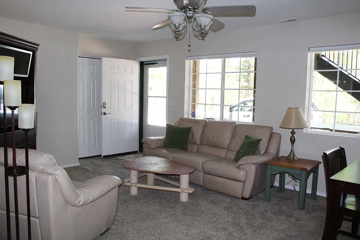 Building Photo - 1260 Thomas Dr #1B