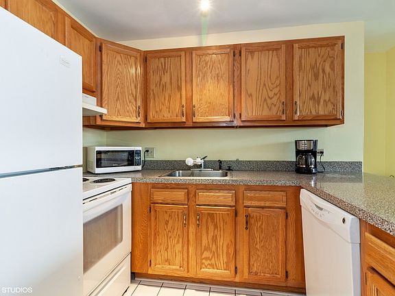 5th image of 5800 Oakwood Dr Unit 2F