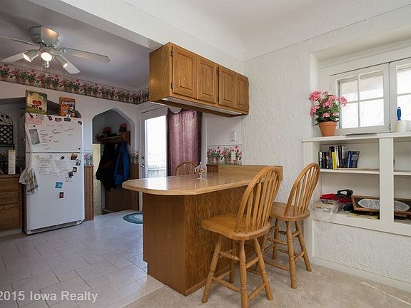 3rd image of 609 Lally St