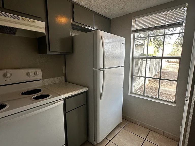 Craddock Ave — Photo 4