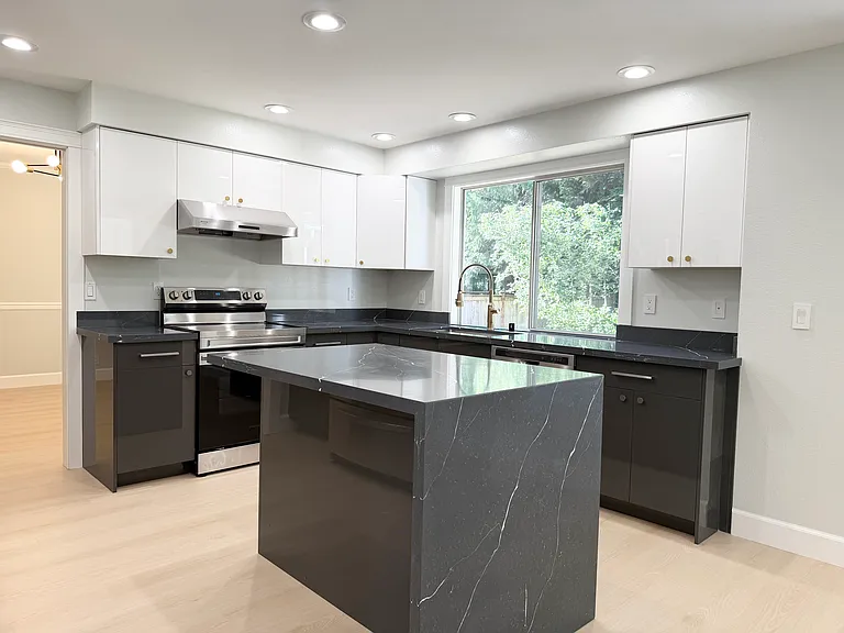 23820 SE 40th Pl — Photo 1