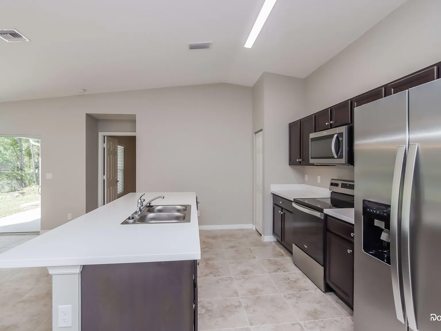4 bed, 2.0 bath, 1833 sqft, $2,110 — Photo 4