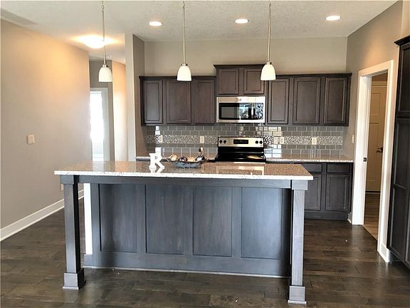 3rd image of 209 Aspen Dr NE