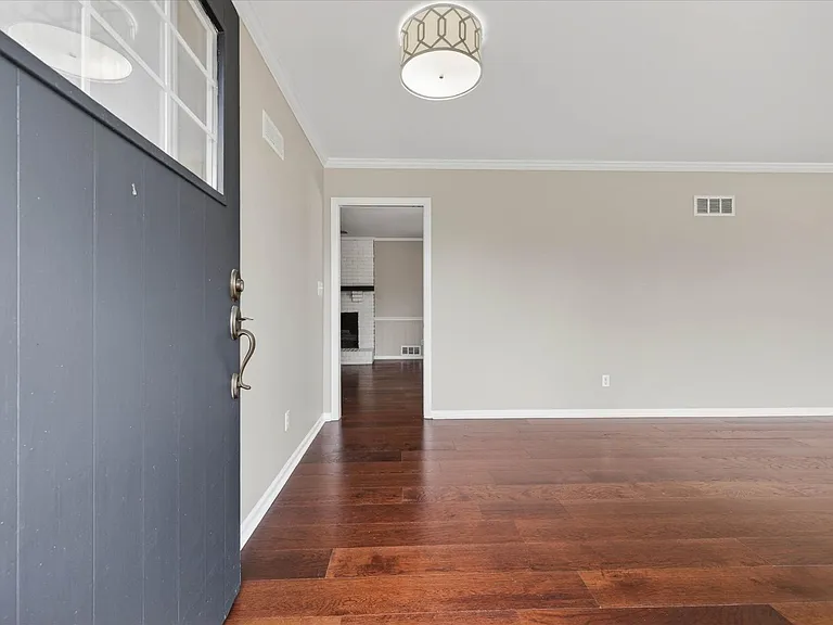 306 Locust Rd — Photo 5
