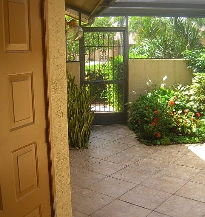 Courtyard view from front bd