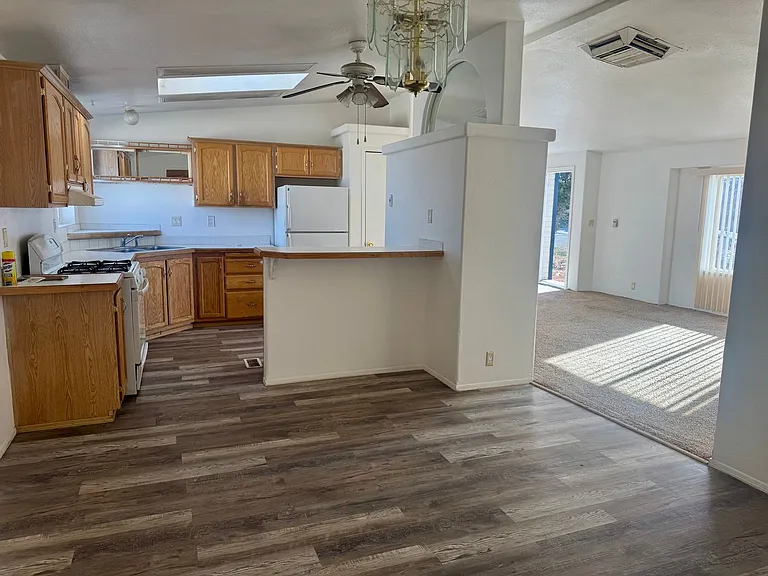 1724 Stoneridge Dr — Photo 3