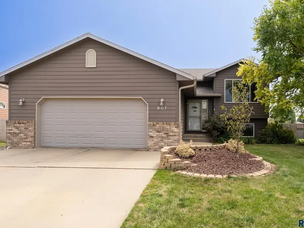 607 Saint Jerome St, Harrisburg, SD 57032