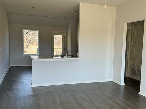 3rd image of 1005 Redbud Dr