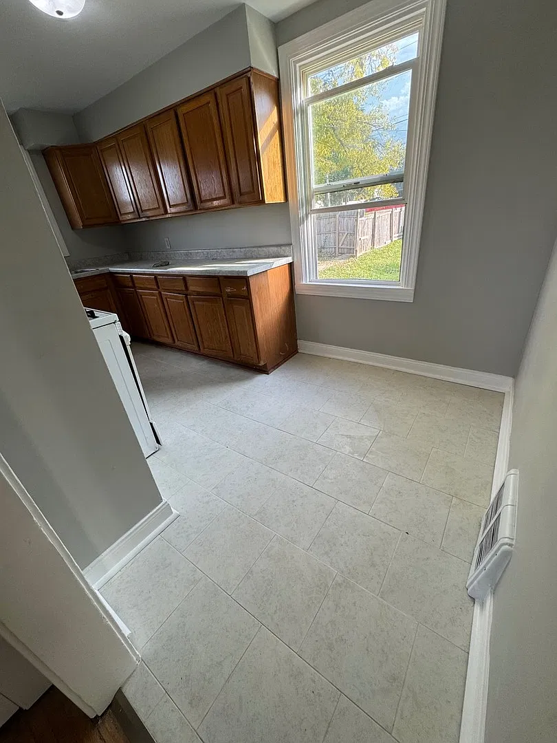 3 bed, 1000 sqft, $2,200 — Photo 2