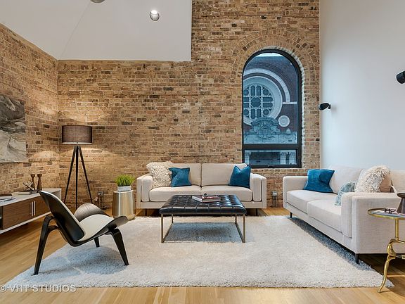 4th image of 1849 N Hermitage Ave #Penthouse 304