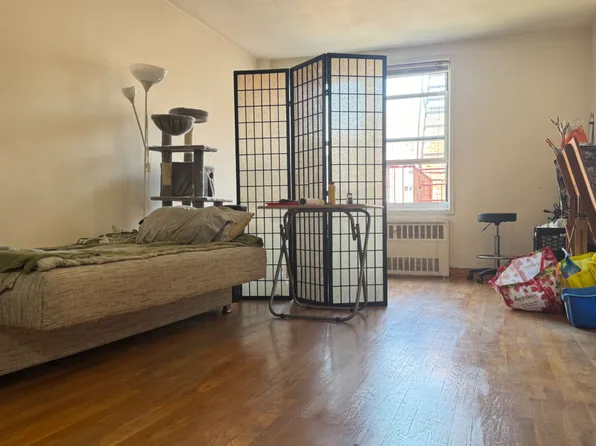 142-05 Roosevelt Avenue image 2 of 11