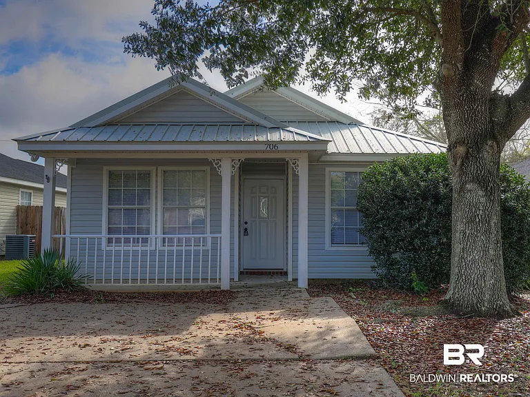 706 Crystal Wells Ct N — Photo 2