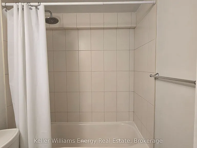 910 Grierson St #LOWER — Photo 14