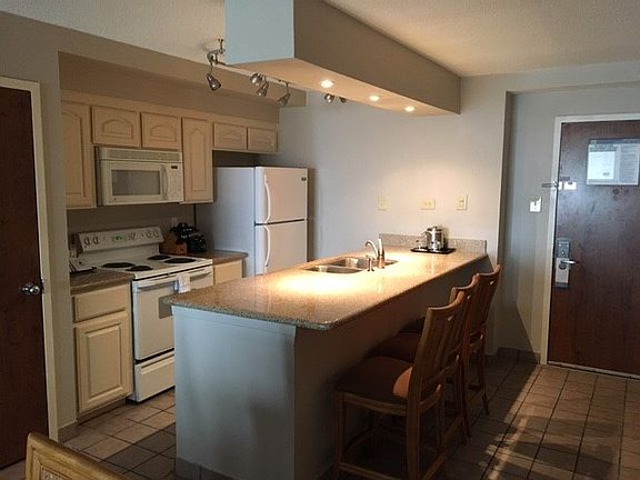 4th image of 310 Padre Blvd